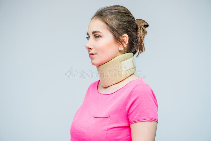 Портрет молодой женщины с ушибом шеи, воротником osteochondrosis, который нужно предотвратить и физиотерапией Обработка боли Невр стоковое фото rf Портрет молодой женщины с ушибом шеи, воротником osteochondrosis, который нужно предотвратить и физиотерапией Обработка боли Невр стоковое фото rf