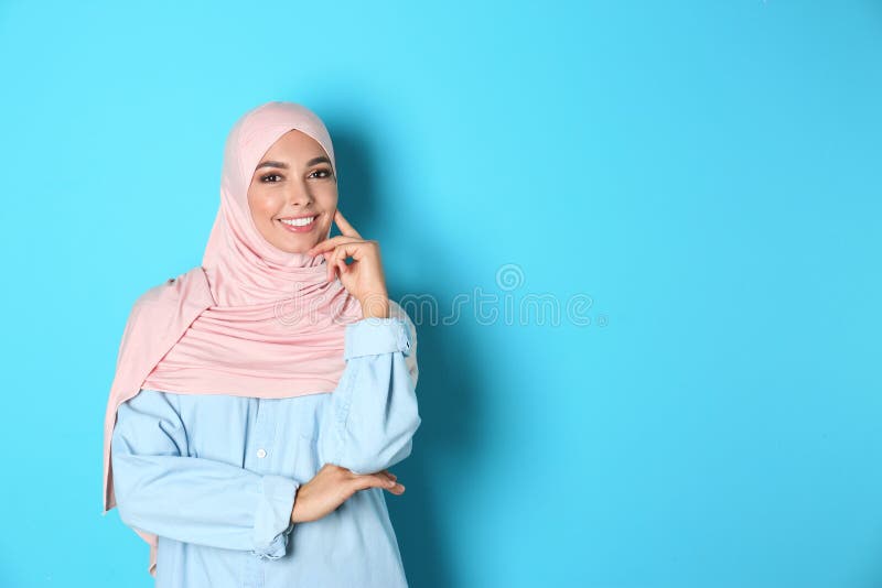 Портрет молодой мусульманской женщины в hijab против предпосылки цвета стоковые фотографии rf
