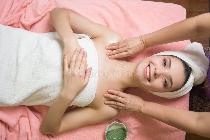 Портрет пациента женщины в ослабленный лежать здоровья курорта ayurveda разбивочный стоковое изображение rf Портрет пациента женщины в ослабленный лежать здоровья курорта ayurveda разбивочный стоковое изображение rf