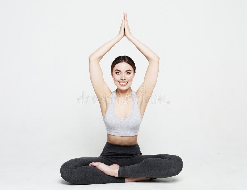 Портрет привлекательной женщины делая йогу, pilates над светлым - серая предпосылка o стоковые фотографии rf Портрет привлекательной женщины делая йогу, pilates над светлым - серая предпосылка o стоковые фотографии rf