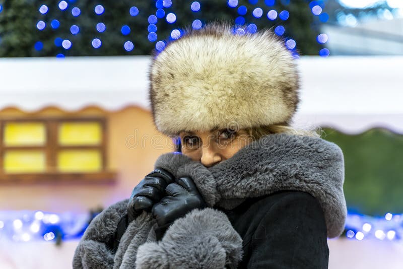 Портрет привлекательной зрелой женщины во время покупок в универмаге стоковая фотография rf
