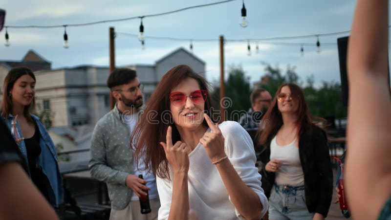 портрет: современная красавица, прыгающая с танца с друзьями, на крыше видеоматериал