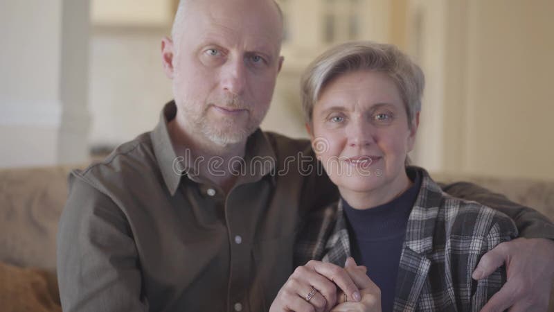 Портрет старших пар показывая им фотоснимок к камере когда человек и женщина были очень молоды сток-видео