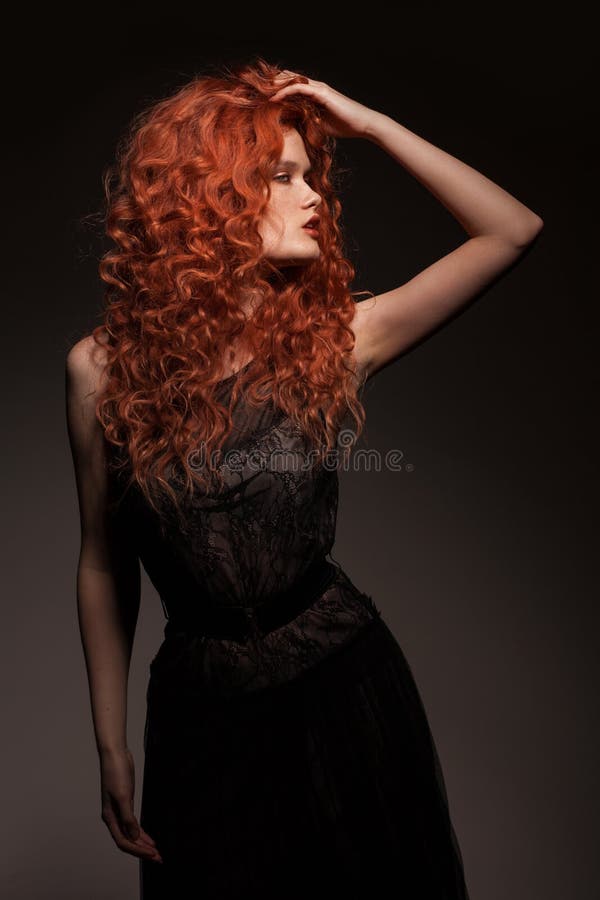 Женщина Redhead с длинними волосами стоковая фотография Женщина Redhead с длинними волосами стоковая фотография