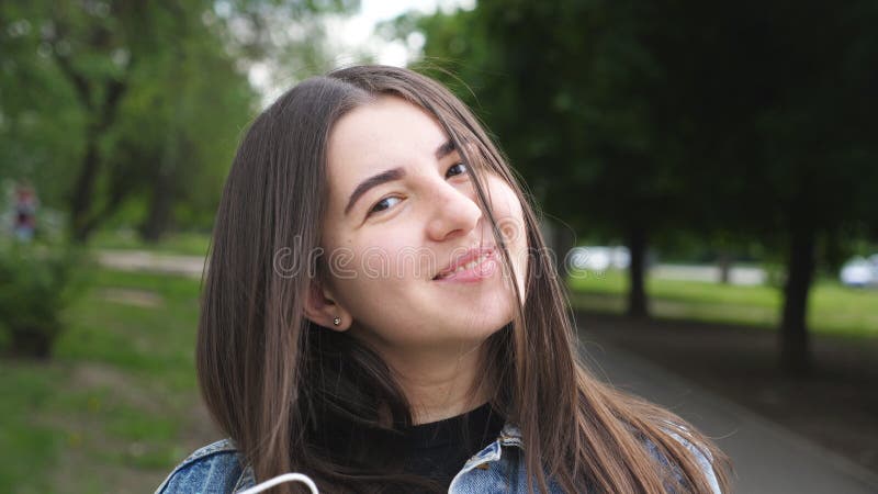 Портрет счастливой молодая женщина принимает медицинские лица и улыбки гермошлема соединение. Девушка удаляет защитную маску из co сток-видео