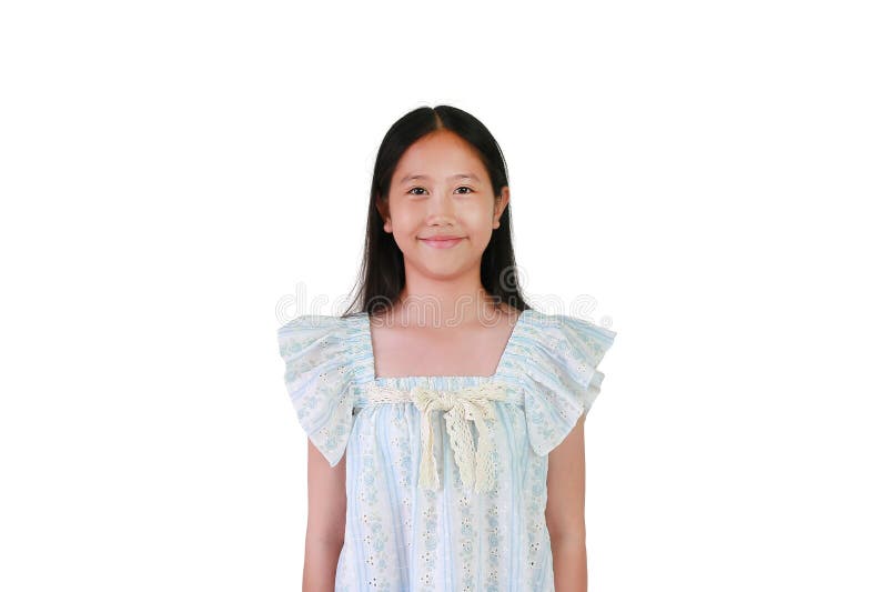 Портрет улыбающейся азиатской девочки 1011 лет в красивом платье на фоне белой студии стоковая фотография rf