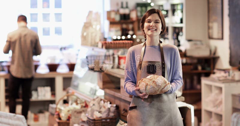 Портрет усмехаясь женского владельца магазина деликатеса видеоматериал