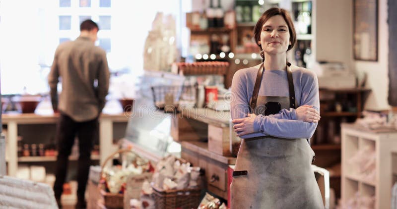 Портрет усмехаясь женского владельца магазина деликатеса видеоматериал