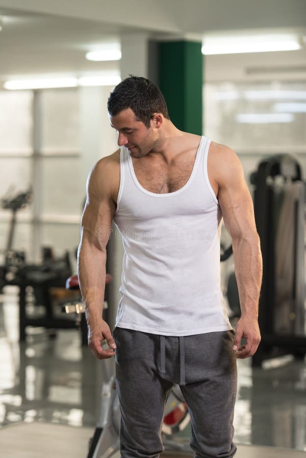 Портрет физически приспособленного человека в Undershirt стоковые фотографии rf