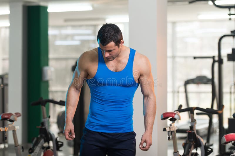 Портрет физически приспособленного человека в Undershirt стоковые изображения