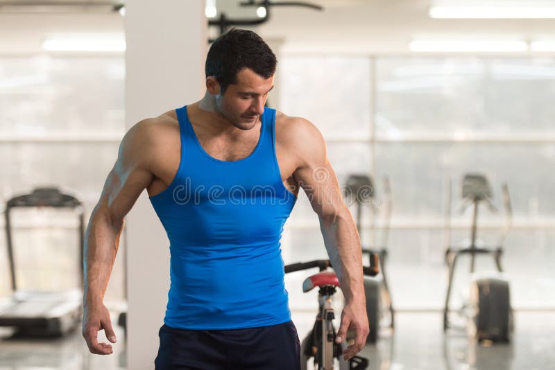 Портрет физически приспособленного человека в Undershirt стоковое фото
