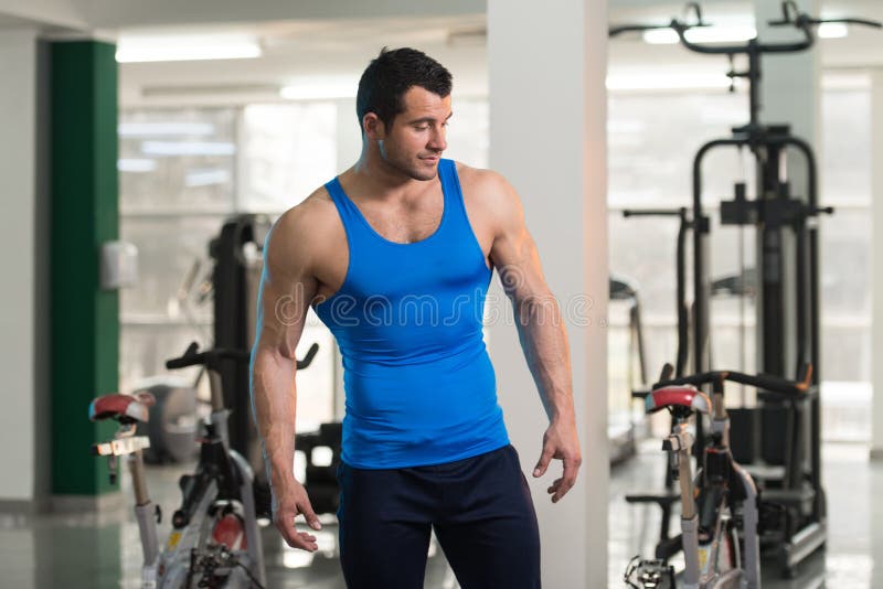 Портрет физически приспособленного человека в Undershirt стоковые изображения rf