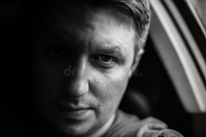 Портрет человека в конце-вверх автомобиля в черно-белых тонах Monochrome фото стоковые изображения rf Портрет человека в конце-вверх автомобиля в черно-белых тонах Monochrome фото стоковые изображения rf