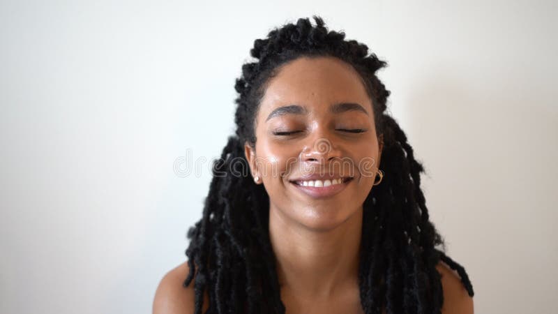 портрет юной улыбающейся женщины-афроамериканской американки радостно смеётся. видеоматериал