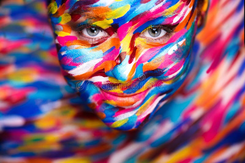 Портрет яркой красивой девушки с составом и bodyart искусства красочными стоковые фото Портрет яркой красивой девушки с составом и bodyart искусства красочными стоковые фото