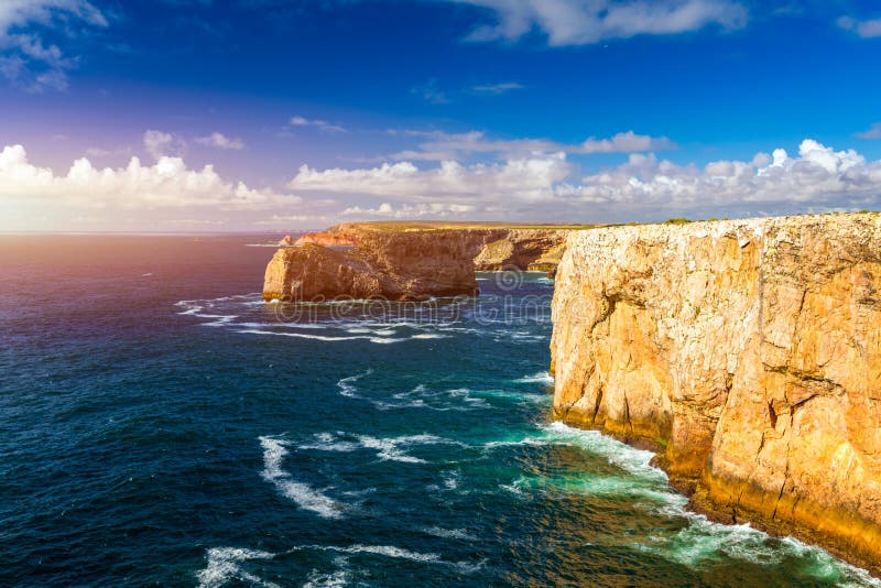 Португальское побережье, скала в Атлантический океан Принятый в Sagres, Faro, Алгарве, Португалия Красивое побережье Португалии, стоковое изображение rf Португальское побережье, скала в Атлантический океан Принятый в Sagres, Faro, Алгарве, Португалия Красивое побережье Португалии, стоковое изображение rf