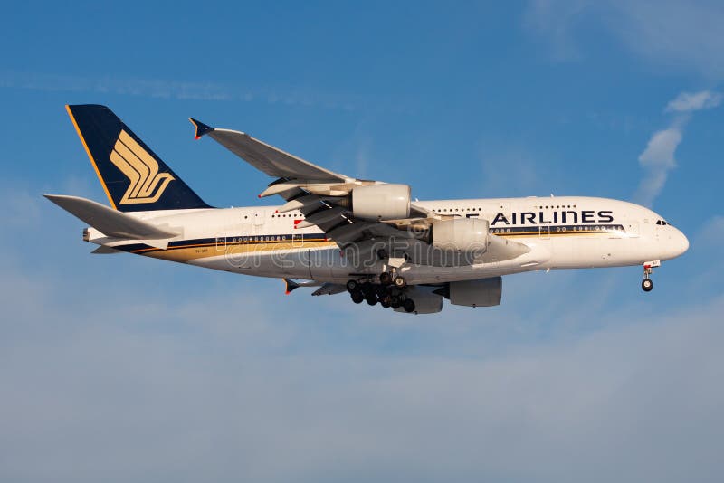 Посадка пассажирского самолета аэробуса A380 9V-SKF Сингапоре Аирлинес в аэропорте Франкфурта стоковые изображения rf Посадка пассажирского самолета аэробуса A380 9V-SKF Сингапоре Аирлинес в аэропорте Франкфурта стоковые изображения rf