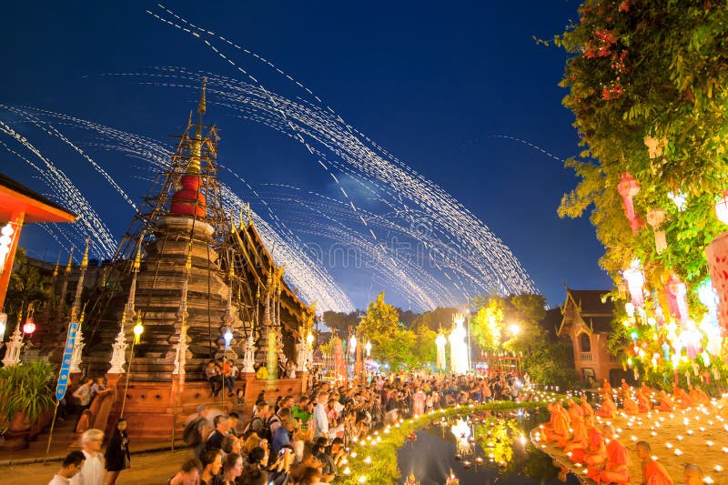 Послушники сидя раздумье в фестивале kratong Loy на лотке Wat стоковые изображения rf Послушники сидя раздумье в фестивале kratong Loy на лотке Wat стоковые изображения rf