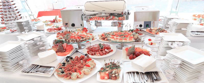 Поставляя еду обслуживание набора таблицы с silverware в стеклянном stemware на ресторане перед партией