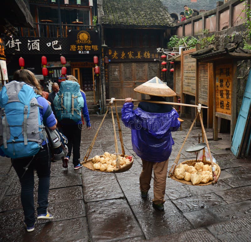 Поставщик продавая еду на древнем городе Fenghuang в Хунани, Китае