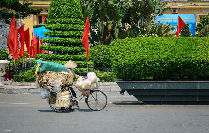Поставщик продавая еду на улице в Dalat, Вьетнаме