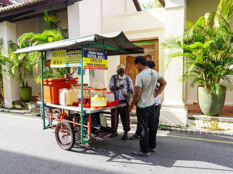 Поставщик продавая еду улицы в Penang, Малайзии