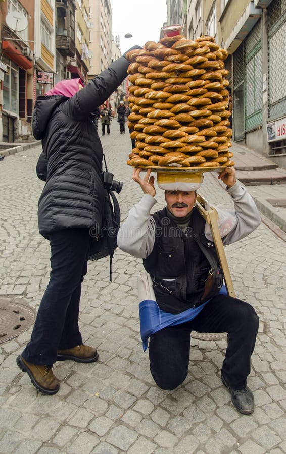 Поставщик продает simit, тип турецкого хлеба, в улицах стоковое изображение rf Поставщик продает simit, тип турецкого хлеба, в улицах стоковое изображение rf