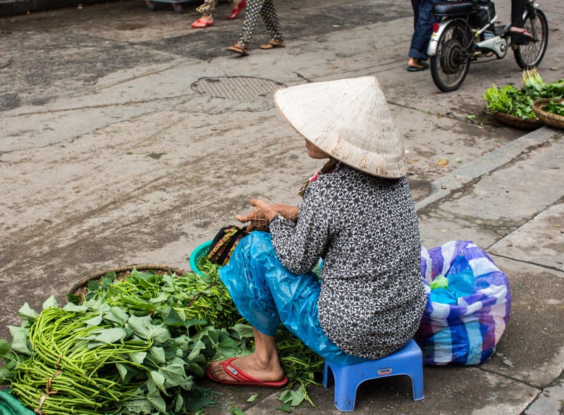 Поставщик продающ овощи на улице в Hoi, Вьетнаме
