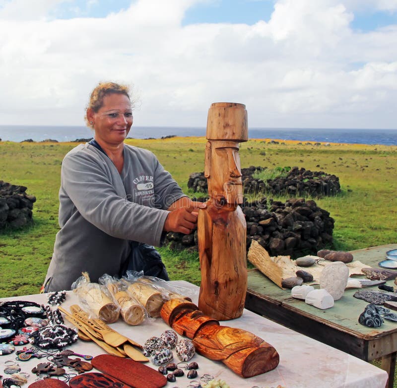 Поставщик сувенира в острове пасхи