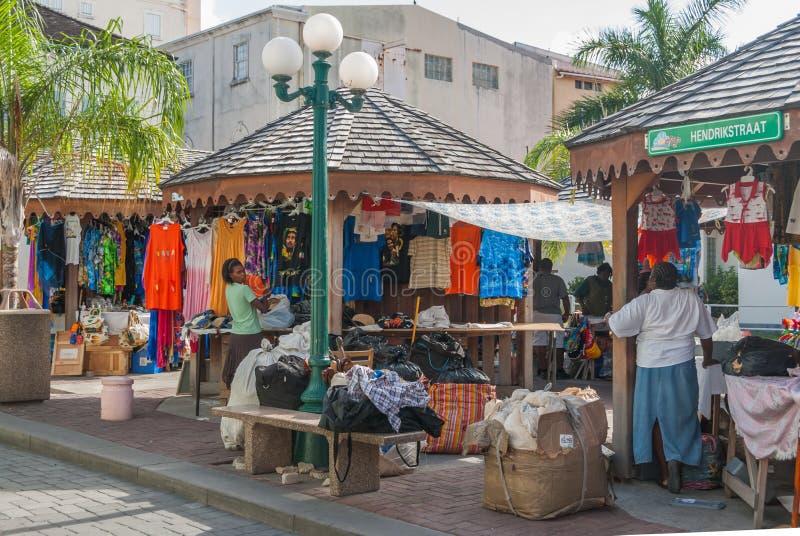 Поставщики распаковывают товары на рыночном мести в Philipsburg, Sint Maarten стоковая фотография