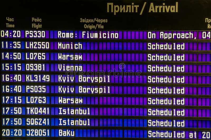 Поставьте прибытие на обсуждение полетов план-графиков на авиапорте в Львове, Украине стоковое фото