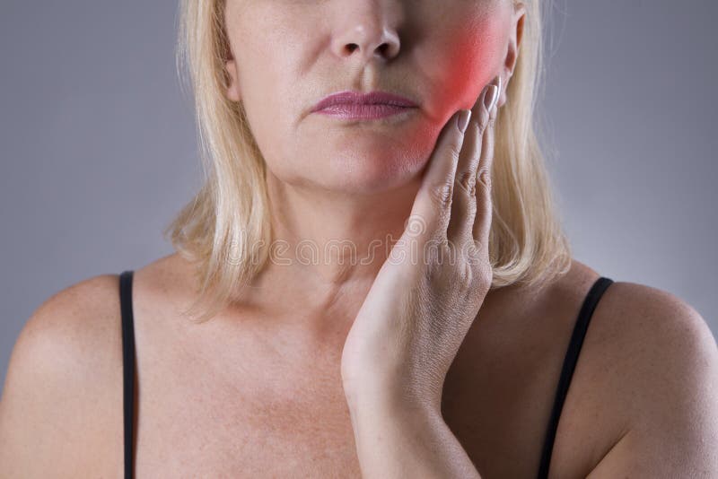 Постаретая женщина с toothache, крупный план боли зубов стоковое изображение