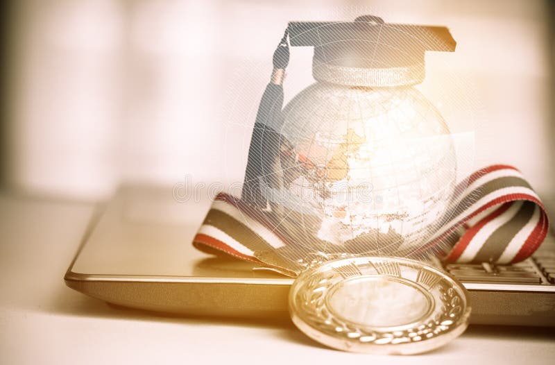 Постдипломная исследования концепция за рубежом, крышка градации на верхнем глобусе земли стоковые фотографии rf Постдипломная исследования концепция за рубежом, крышка градации на верхнем глобусе земли стоковые фотографии rf
