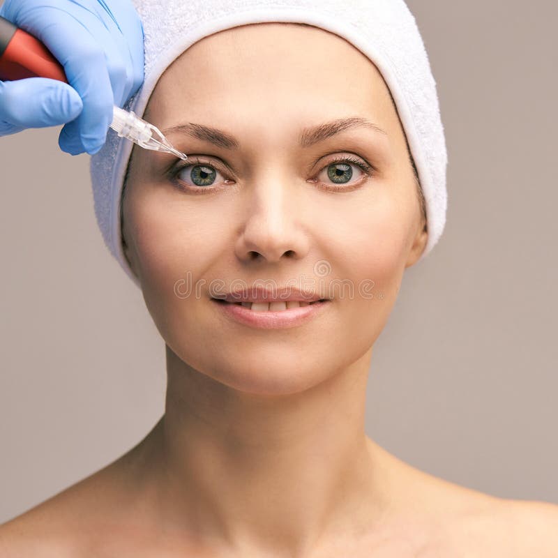 Постоянная татуировка макияжа Забота кожи стороны женщины Mikrobleyding Cosmetologist женский стоковая фотография rf Постоянная татуировка макияжа Забота кожи стороны женщины Mikrobleyding Cosmetologist женский стоковая фотография rf