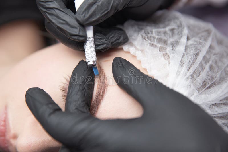 Постоянный состав для бровей Чело Microblading Beautician делая бровь татуируя для женской стороны красивейшие детеныши стоковое изображение Постоянный состав для бровей Чело Microblading Beautician делая бровь татуируя для женской стороны красивейшие детеныши стоковое изображение