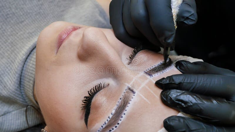 Постоянный состав Постоянный татуировать бровей Cosmetologist прикладывая перманентность составляет на татуировке брови бровей стоковые изображения Постоянный состав Постоянный татуировать бровей Cosmetologist прикладывая перманентность составляет на татуировке брови бровей стоковые изображения