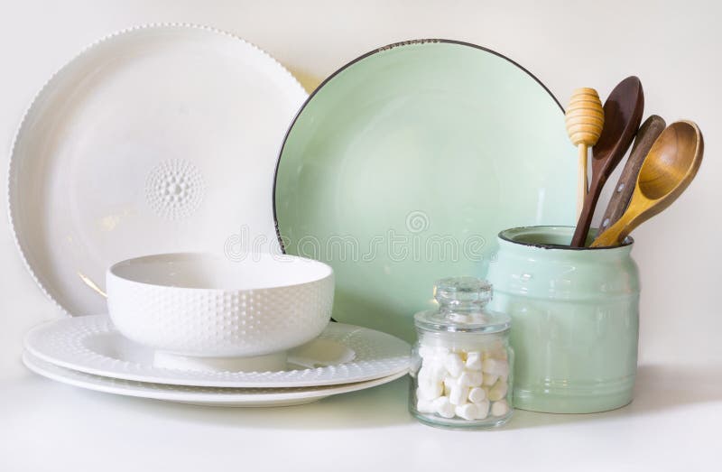 Посуда, tableware, утвари и другие различные белизна и вещество бирюзы на белое настольном Натюрморт кухни как предпосылка f стоковая фотография Посуда, tableware, утвари и другие различные белизна и вещество бирюзы на белое настольном Натюрморт кухни как предпосылка f стоковая фотография