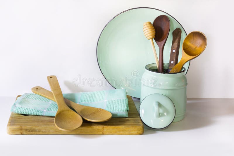 Посуда, tableware, утвари и другие различные белизна и вещество бирюзы на белое настольном Натюрморт кухни как предпосылка f стоковые фото Посуда, tableware, утвари и другие различные белизна и вещество бирюзы на белое настольном Натюрморт кухни как предпосылка f стоковые фото