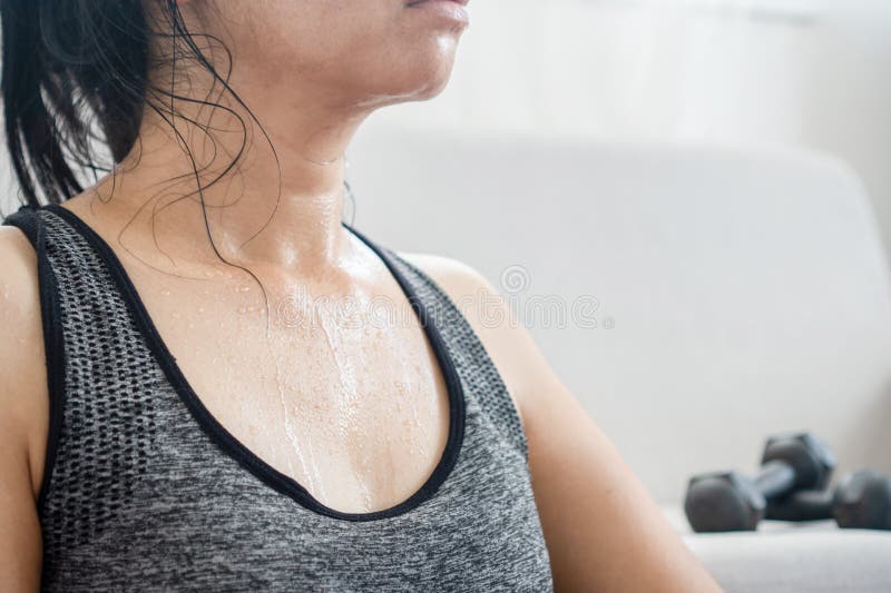 потная женщина отдыхает от занятий спортом стоковая фотография