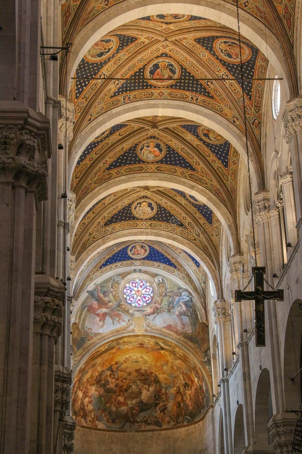 Потолок внутреннего взгляда собора Лукки Cattedrale di Сан Martino Тоскана Италия стоковое изображение rf Потолок внутреннего взгляда собора Лукки Cattedrale di Сан Martino Тоскана Италия стоковое изображение rf