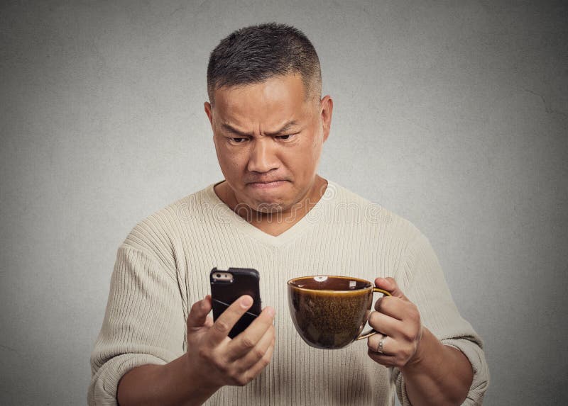 Потревоженные сердитые разочарованные sms плохой новости чтения человека на smartphone стоковые фотографии rf Потревоженные сердитые разочарованные sms плохой новости чтения человека на smartphone стоковые фотографии rf