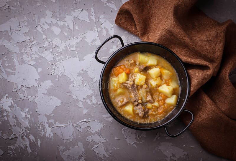 Потушенная говядина с картошками, морковью и тыквой стоковые изображения Потушенная говядина с картошками, морковью и тыквой стоковые изображения