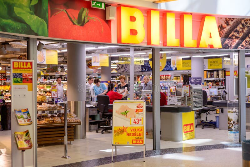 ПРАГА, ЧЕХИЯ - МАЙ 2017: Магазин Billa Теперь основала часть группы REWE, Billa в 1953 С больше чем 1000 магазинами оно I стоковое фото rf ПРАГА, ЧЕХИЯ - МАЙ 2017: Магазин Billa Теперь основала часть группы REWE, Billa в 1953 С больше чем 1000 магазинами оно I стоковое фото rf