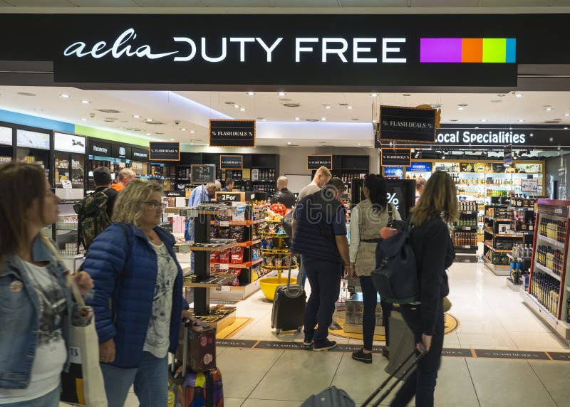 ПРАГА, ЧЕХИЯ, 21-ое сентября 2018: Люди shoping в магазине Aelia безпошлинном на авиапорте Праги стоковые фото ПРАГА, ЧЕХИЯ, 21-ое сентября 2018: Люди shoping в магазине Aelia безпошлинном на авиапорте Праги стоковые фото