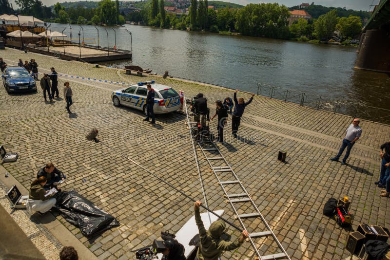 Прага, чехия: Снимать фильм и телесериал на портовом районе стоковая фотография Прага, чехия: Снимать фильм и телесериал на портовом районе стоковая фотография