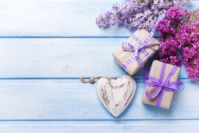 2 праздничных подарочной коробки с настоящими моментами, декоративным andlilac сердца стоковые фотографии rf 2 праздничных подарочной коробки с настоящими моментами, декоративным andlilac сердца стоковые фотографии rf