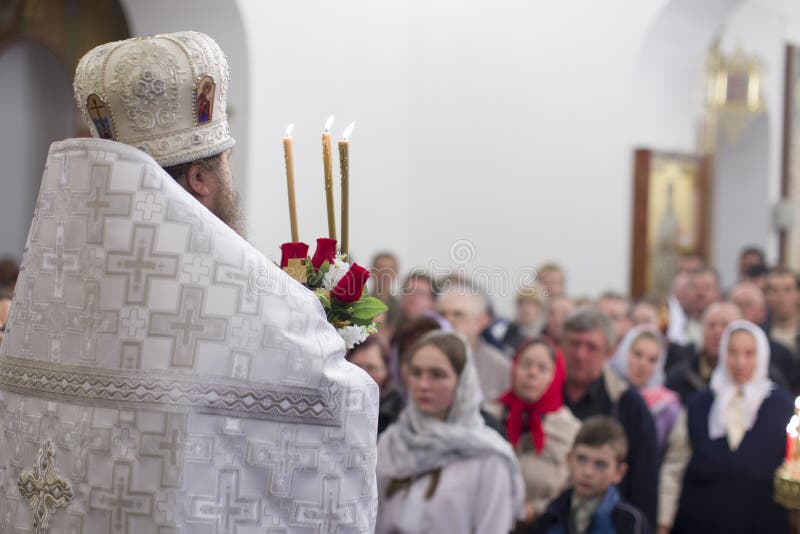 Праздник православной пасхи Священник читает молитвы к конгрегации стоковое фото