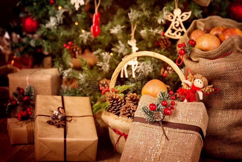 Празднование рождественских подарков, игрушки Xmas Tree, Сцена с декором Retro Burlap, сосновые конусы красной берри стоковые фотографии rf Празднование рождественских подарков, игрушки Xmas Tree, Сцена с декором Retro Burlap, сосновые конусы красной берри стоковые фотографии rf
