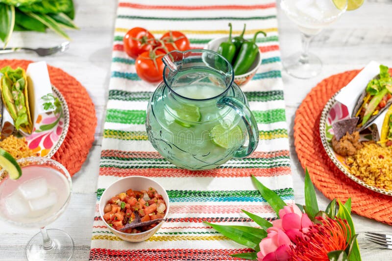 Праздновать Cinco de Mayo с маргаритами и тако стоковые фото Праздновать Cinco de Mayo с маргаритами и тако стоковые фото