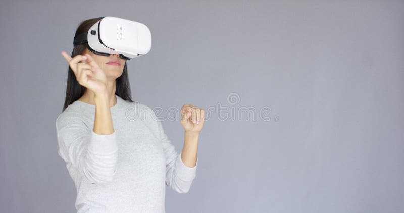 Прелестная женщина работая с стеклами виртуальной реальности